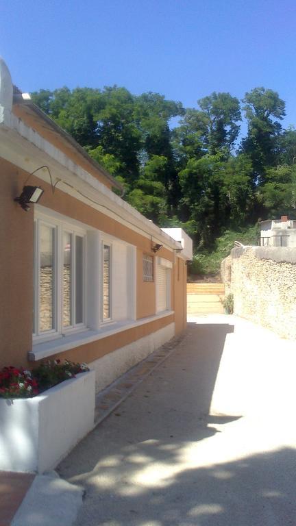 Chez Cecile Mornas Exterior foto